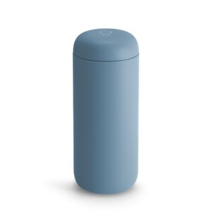 Fellow Carter Move Taza de viaje - Vaso de café y té de acero inoxidable aislado al vacío con interior de cerámica y protector contra salpicaduras, taza de 16 oz - Azul brumoso | Tuloimportas.com